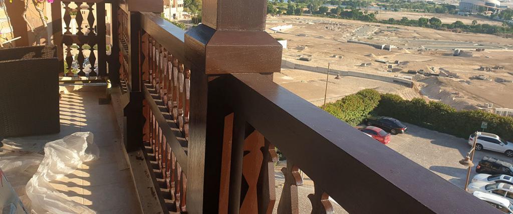 polishing-of-wooden-pergola-handrail-in-Dubai